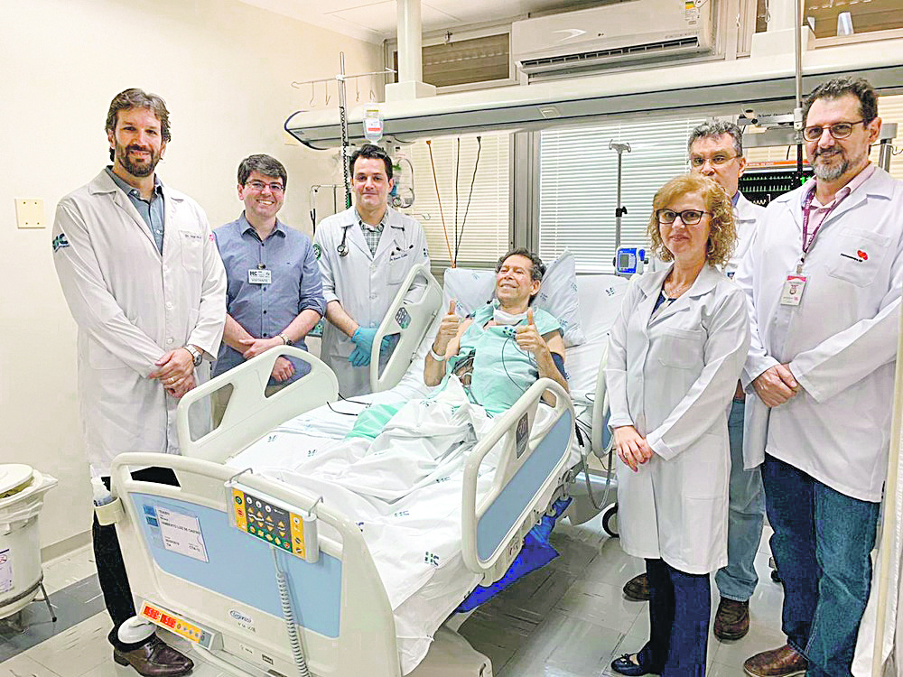 Equipe médica que atendeu o aposentado Vamberto Castro (centro) no Hospital das Clínicas de Ribeirão Preto (Foto: Divulgação/HCFMRP)