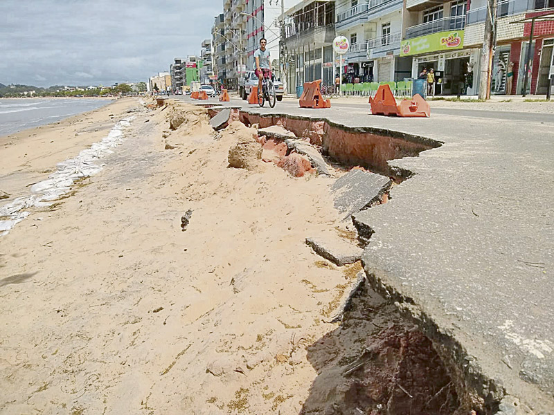 Erosão em Piúma, no Sul do Estado, destruiu parte do asfalto na Praia Central (Foto: Roberta Bourguignon / AT)