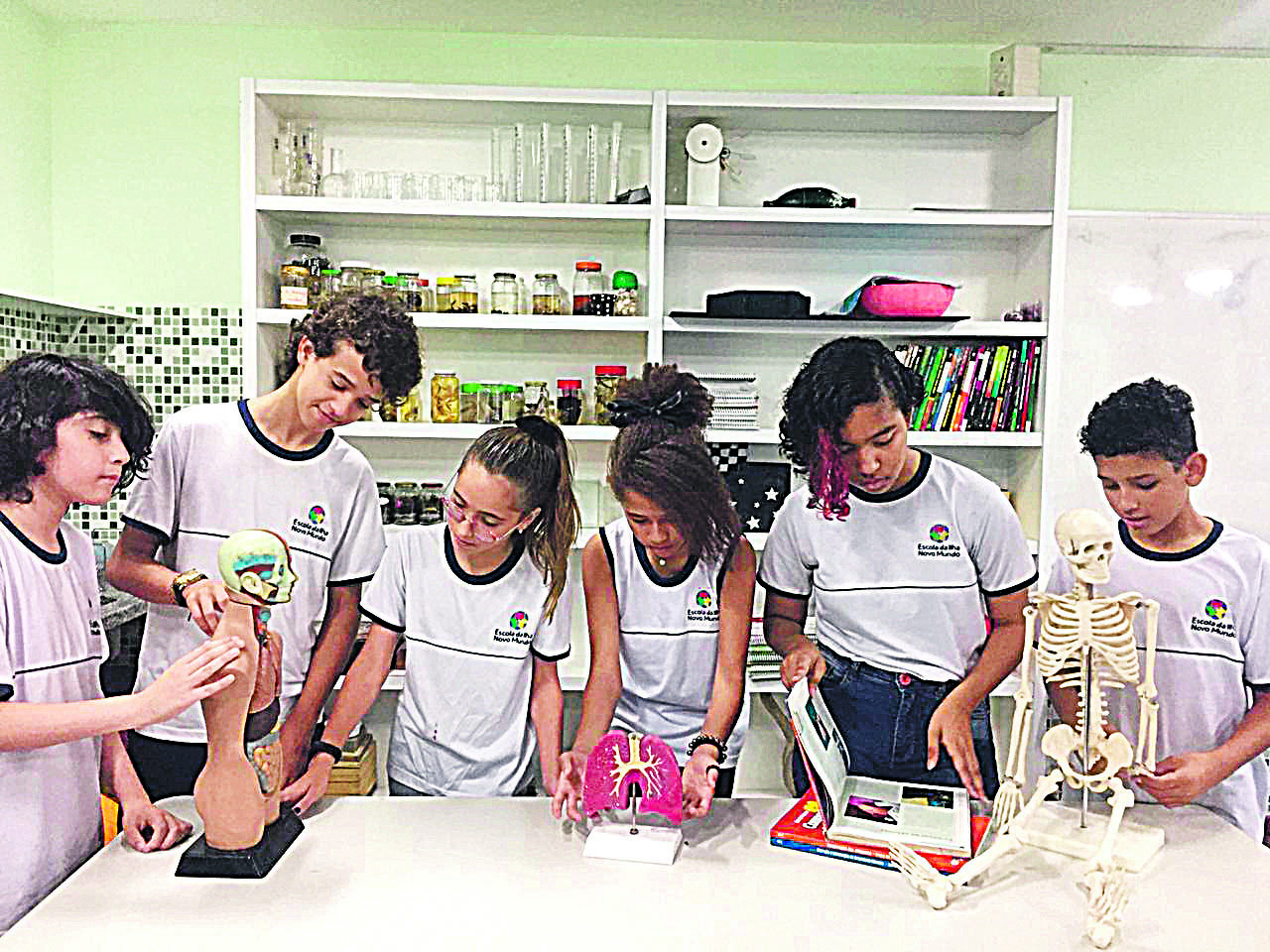 Alunos têm oportunidade de aprender até mesmo programação em oficinas onde desenvolvem jogos e aplicativos (Foto: Escola da Ilha)