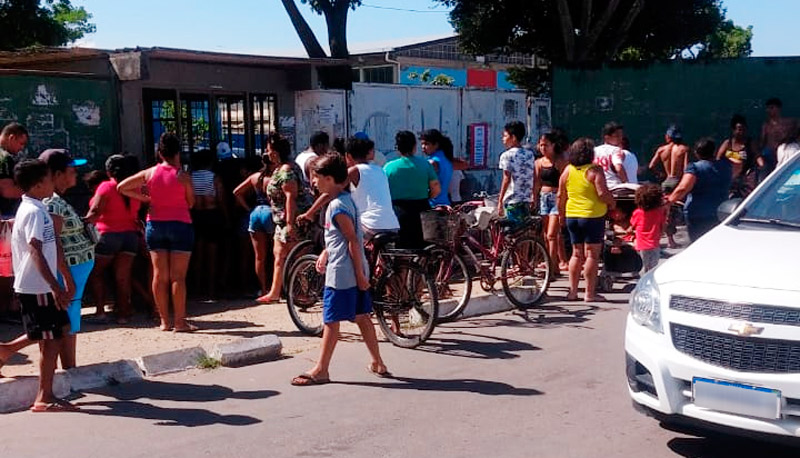 Moradores da região se concentram em frente à escola em busca de notícias (Foto: Compartilhado via WhatsApp)