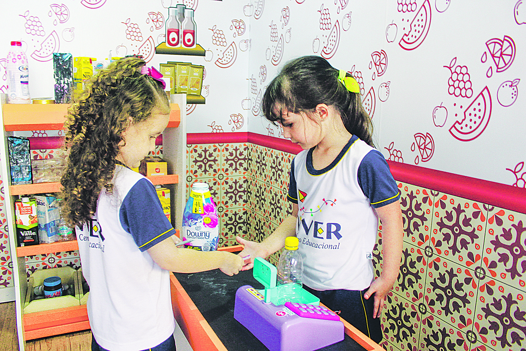 No espaço maker, as crianças exploram a matemática e o raciocínio lógico, por meio dos diferentes pesos e tamanhos (Foto: Divulgação/ Centro Educacional Viver)