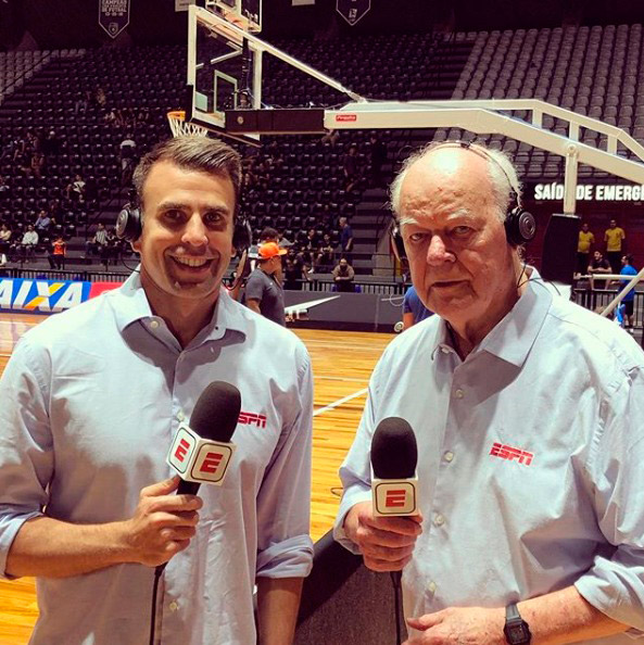 O repórter Mendel Bydlowski e o comentarista Wlamir Marques durante a transmissão de Corinthians x São Paulo, pelo NBB, na terça-feira (Foto: Divulgação)