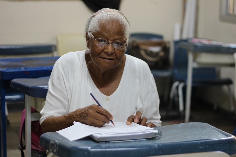 A aposentada Adelina Rodrigues realizou o sonho de começar a estudar: “Estou conhecendo melhor as coisas” (Foto: Roberta Bourguignon)