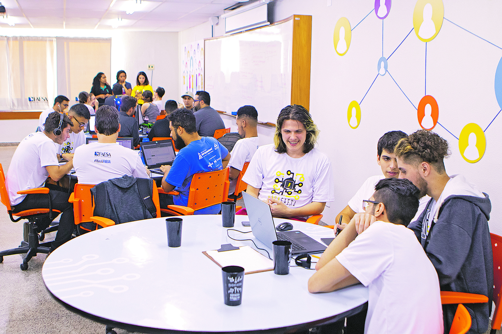 Alunos em atividade na Faesa, onde há 32 cursos presenciais, 22 graduações a distância e 12 de pós-graduação (Foto: Divulgação/ Faesa)