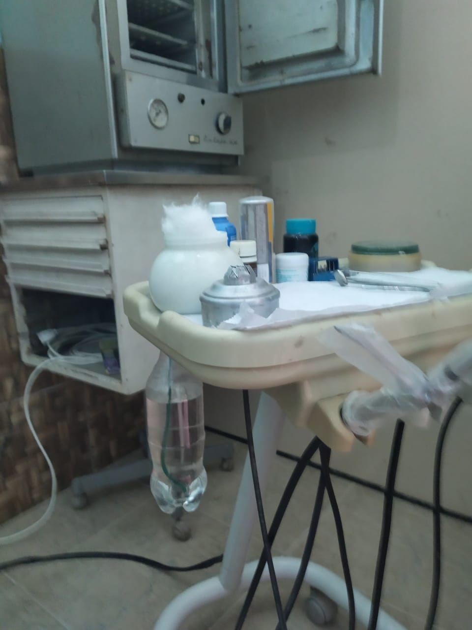 No local onde o falso dentista atuava, a polícia apreendeu equipamentos odontológicos em condições insalubres. (Foto: Divulgação/Polícia Civil)