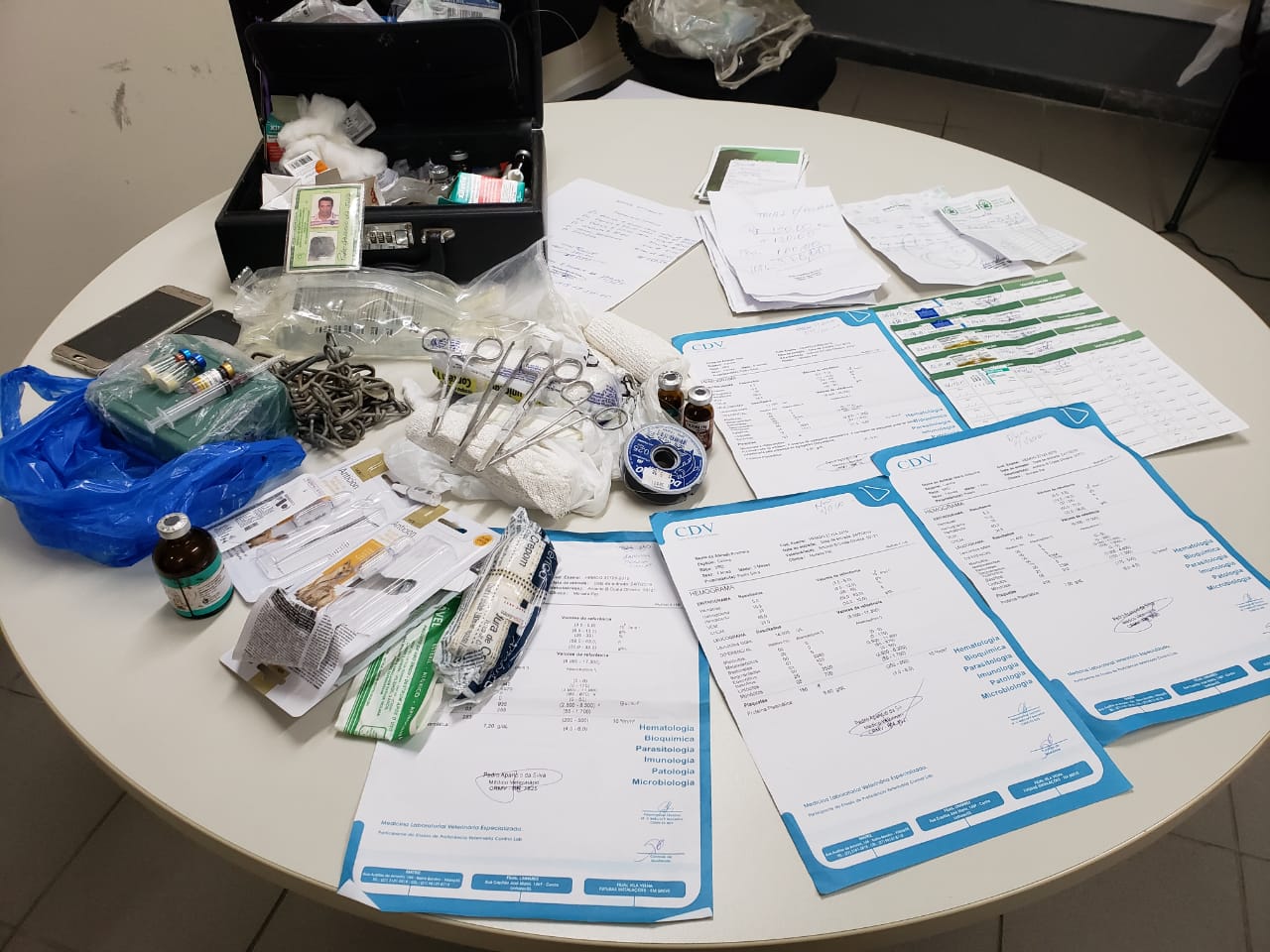 Instrumentos cirúrgicos, receitas e cartões de vacina com carimbos e assinaturas do suspeito foram apreendidos. (Foto: Divulgação/CPI dos Maus-Tratos Contra os Animais da Assembleia Legislativa)