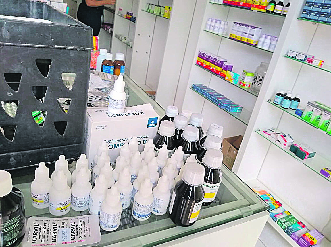 Centenas de medicamentos encontrados na farmácia clandestina foram apreendidos e vão passar por perícia (Foto: Divulgação / PC)