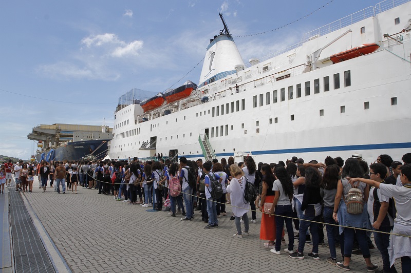 Fila de estudantes para conhecer livraria flutuante (Foto: Fábio Nunes/ AT/ 11/10/19)