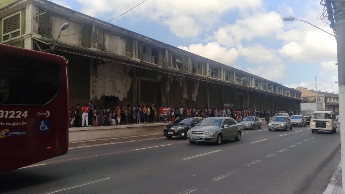 Fila para conhecer livraria flutuante na manhã desta terça (Foto: Bruna Littig)