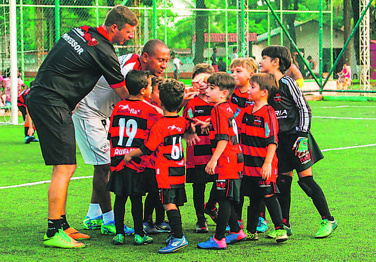 ALUNOS da Escola Flamengo durante treino: hoje há 156 unidades no Brasil que recebem crianças de 4 a 17 anos (Foto: DIVULGAÇÃO/ESCOLA FLAMENGO)