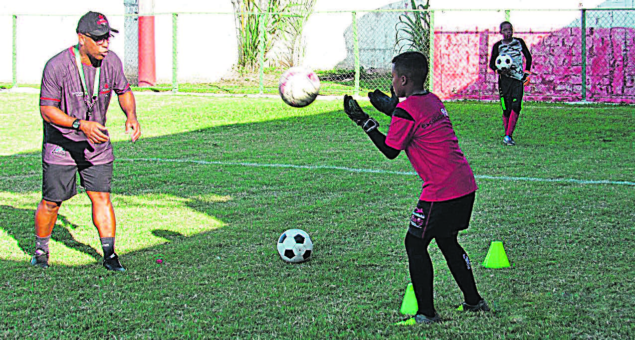 EXERCÍCIO físico facilita o aprendizado, afirmam especialistas. Através dele, as crianças aprendem a dividir a atenção, incentivar os amigos e reconhecer o sucesso do outro (Foto: DIVULGAÇÃO/ESCOLA FLAMENGO)