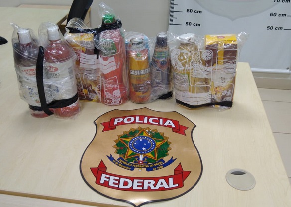 Frascos com cocaína diluída apreendidos pela Polícia Federal (Foto: Divulgação/Polícia Federal no Espírito Santo)