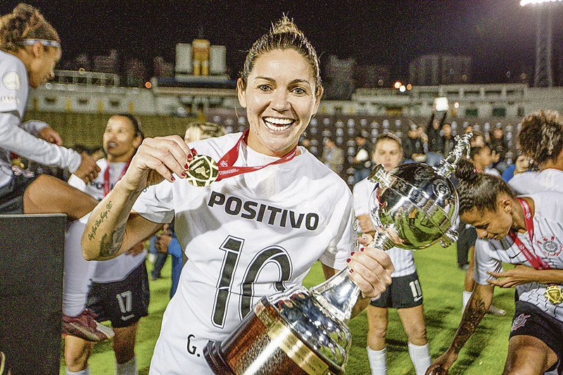 Gabi Zanotti com a medalha e o troféu da Libertadores: capixaba vive momento histórico com o Corinthians (Foto: Bruno Teixeira/Ag. Corinthians)