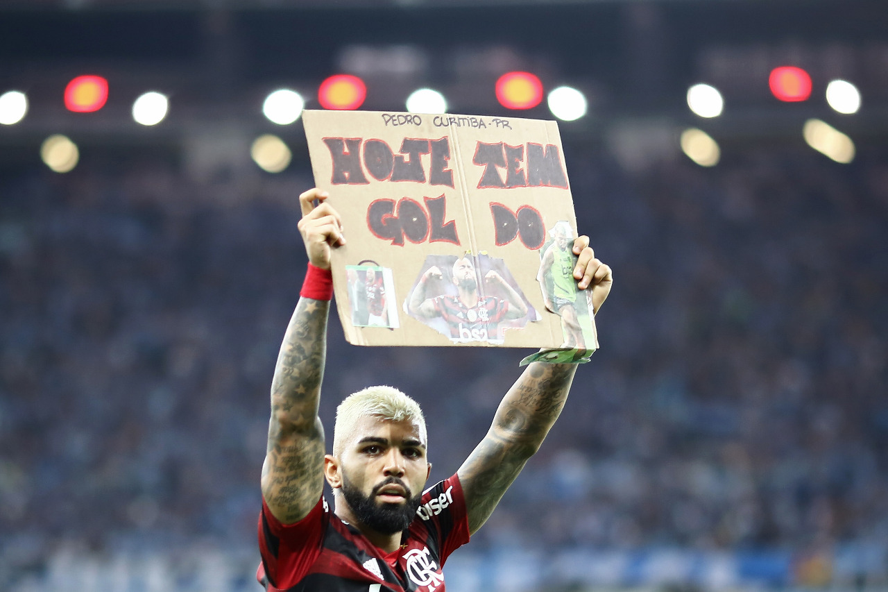 Gabigol exibe placa feita por torcedor do Paraná (Foto: Imagem enviada pelo fotógrafo Paulo Souza / Divulgação)