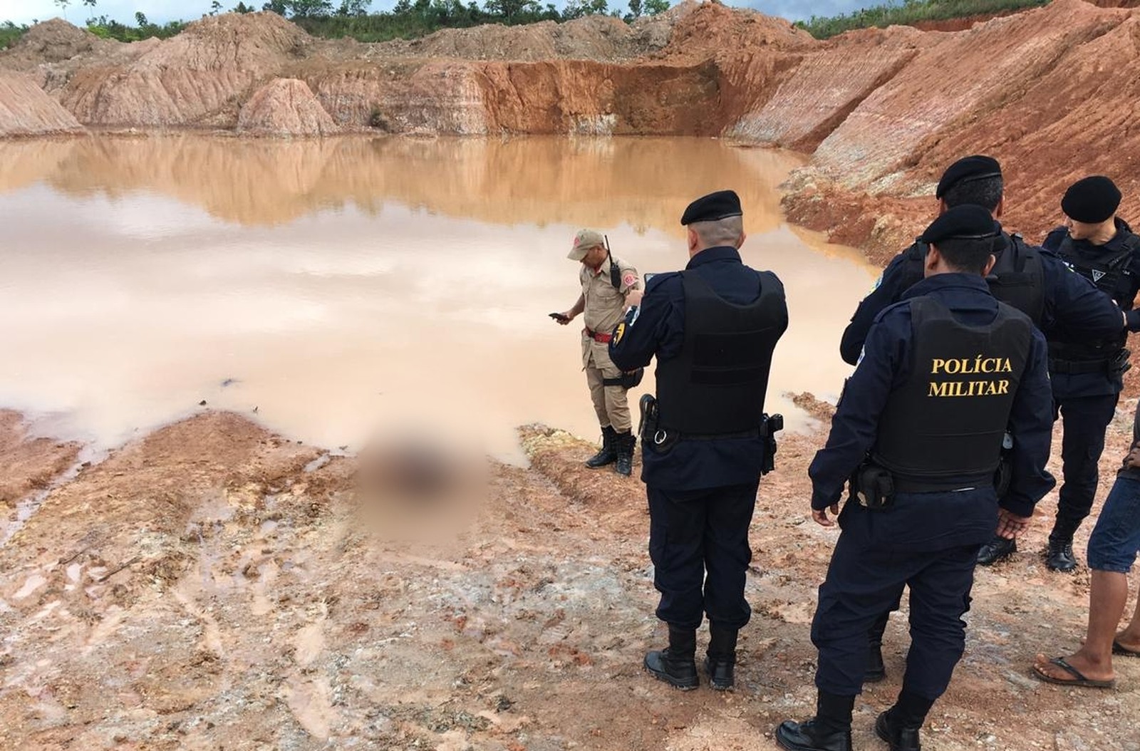 Mulher grávida é morta e tem bebê retirado da barriga; filho de 7 anos da vítima também foi morto. (Foto: Divulgação/Corpo de Bombeiros)