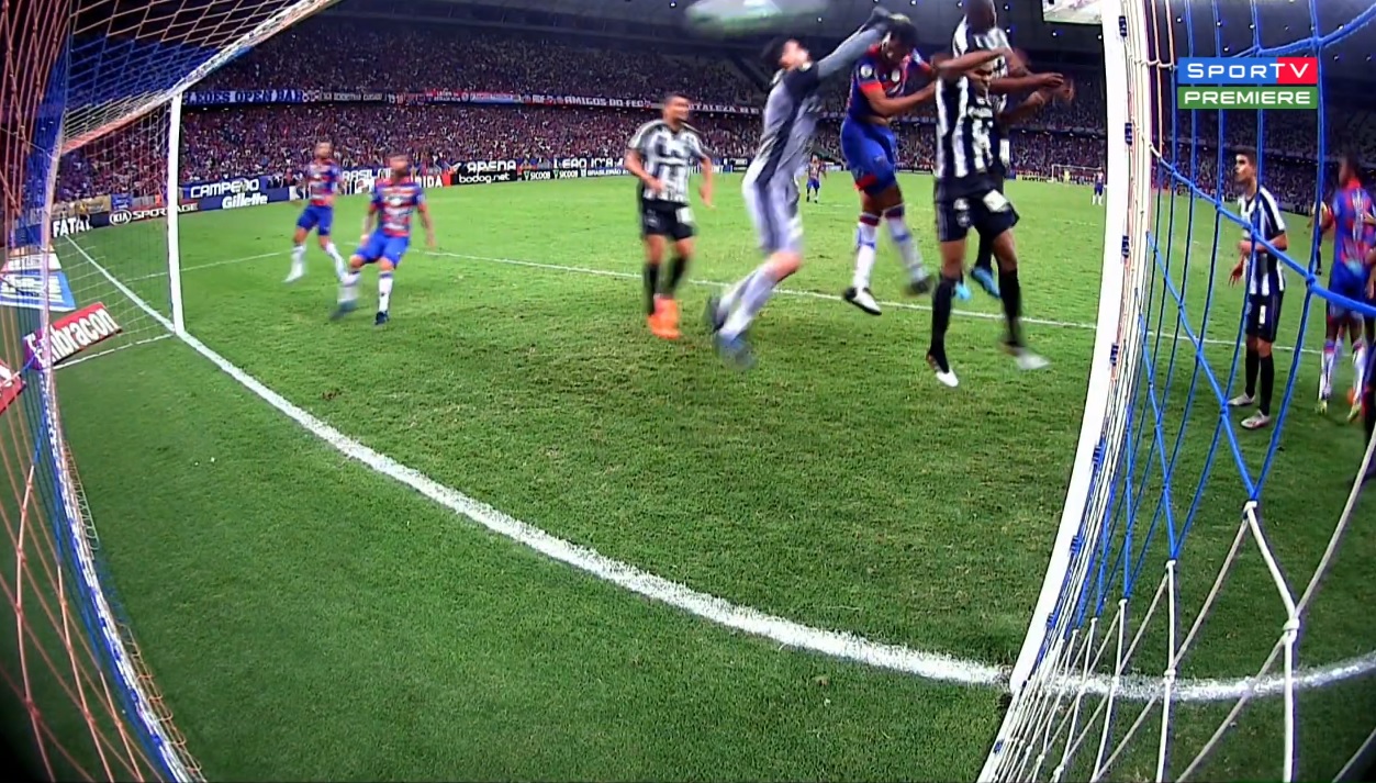 Jackson, aos 15 minutos, fez de cabeça após cruzamento de Juninho. O árbitro, porém, deu gol contra de Marcelo Benevenuto. (Foto: Reprodução/SporTV)