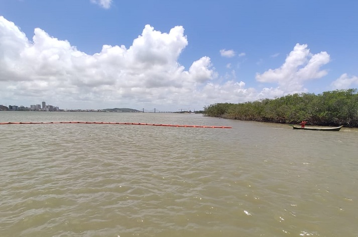Barreiras instaladas pelo governo sergipano, para evitar a contaminação do rio (Foto: Reprodução/Governo de Sergipe)