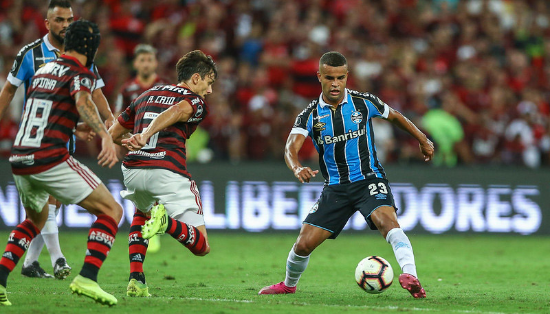 Alisson, do Grêmio, no embate com Rodrigo Caio (Foto: Lucas Uebel / Grêmio FBPA)