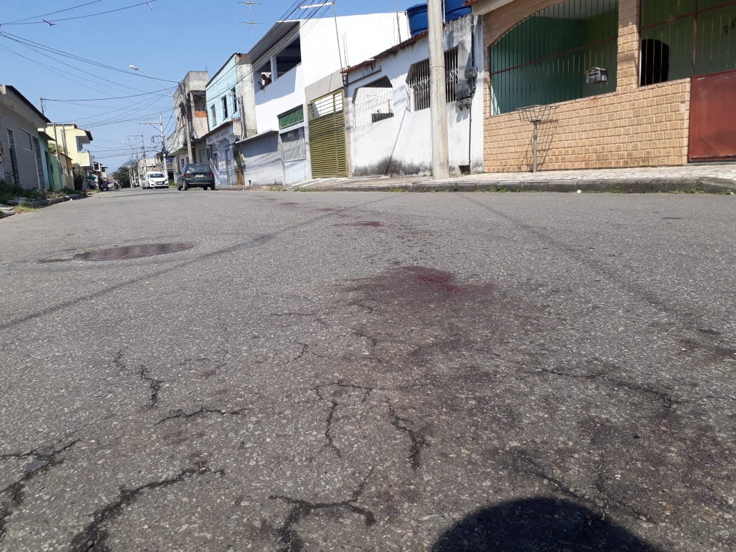 Marcas de sangue ficaram no chão ao longo da rua Mestre Valentim, em Novo Porto Canoa, na Serra. (Foto: Patrícia Maciel)