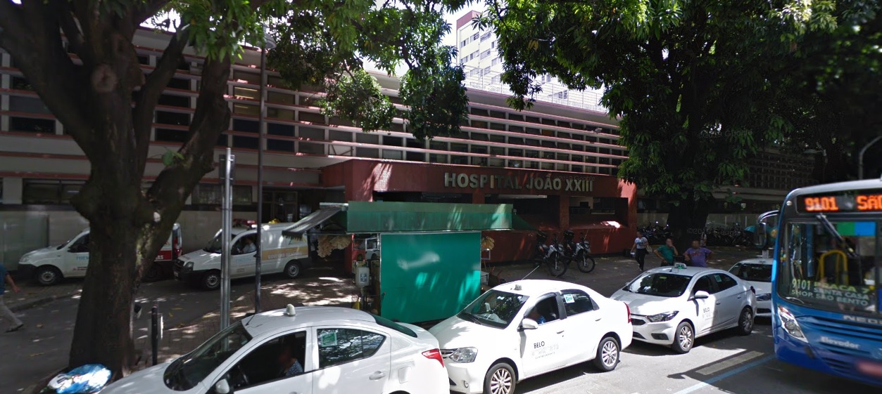 Após cair do 9º andar do prédio, a menina foi socorrida e levada para o Hospital João XXIII (Foto: Reprodução/Google Street View)
