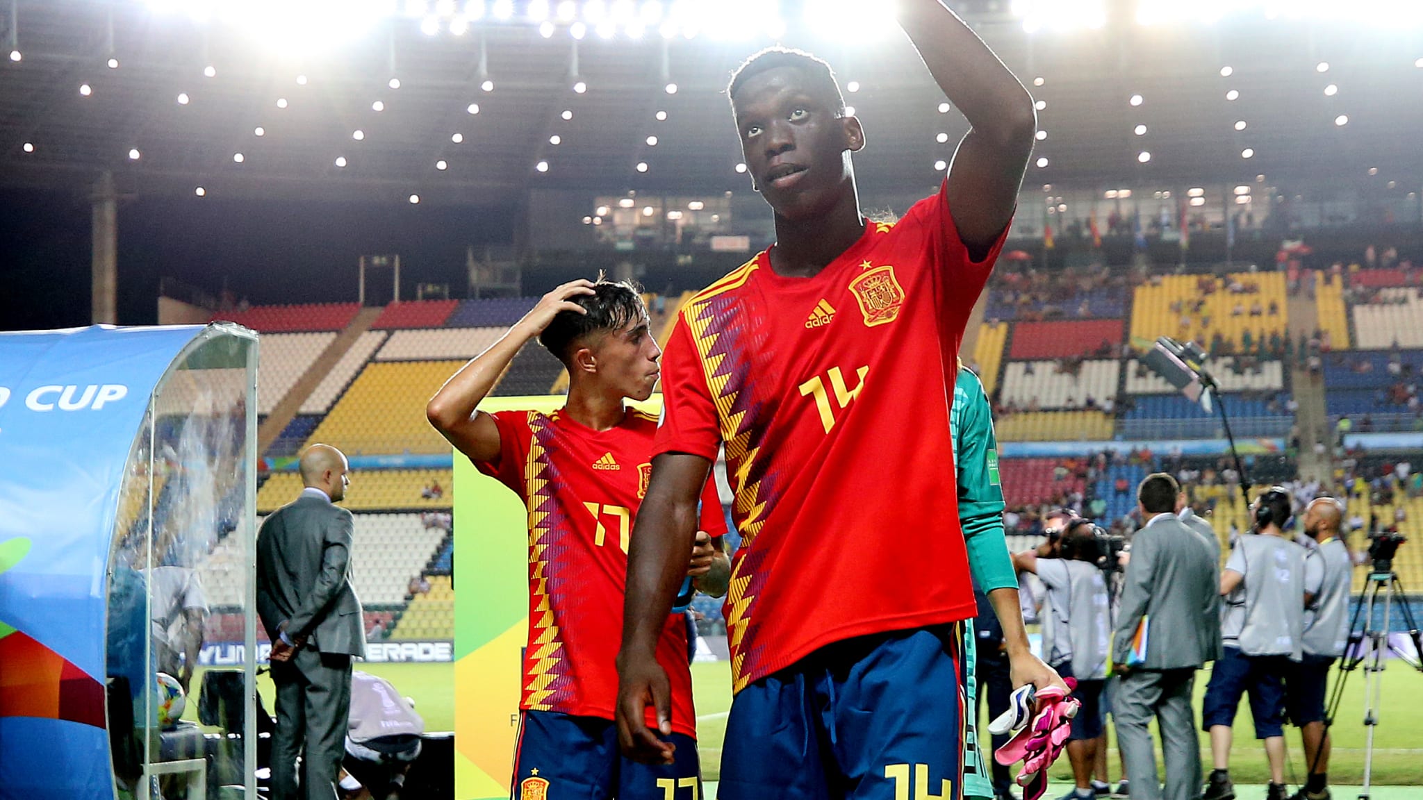 Joia do Barcelona, Ilaix Moriba acena para a torcida no Kleber Andrade (Foto: Getty Images/FIFA)
