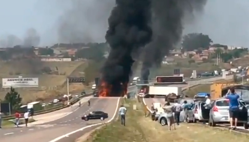 Bandidos colocaram fogo em caminhões na saída do aeroporto (Foto: Reprodução / Twitter)