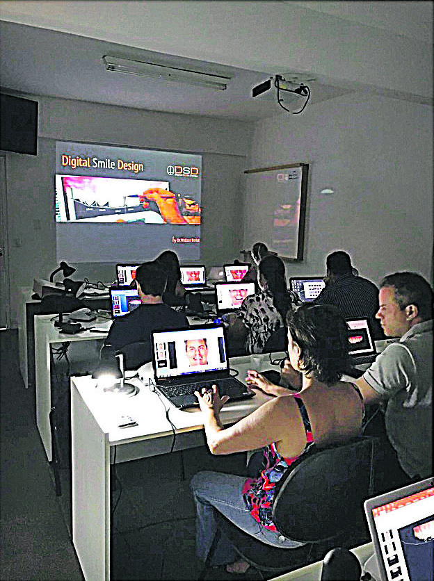 Dentistas durante curso oferecido no Instituto de Odontologia Vitória (Foto: Divulgação/ Inovi)