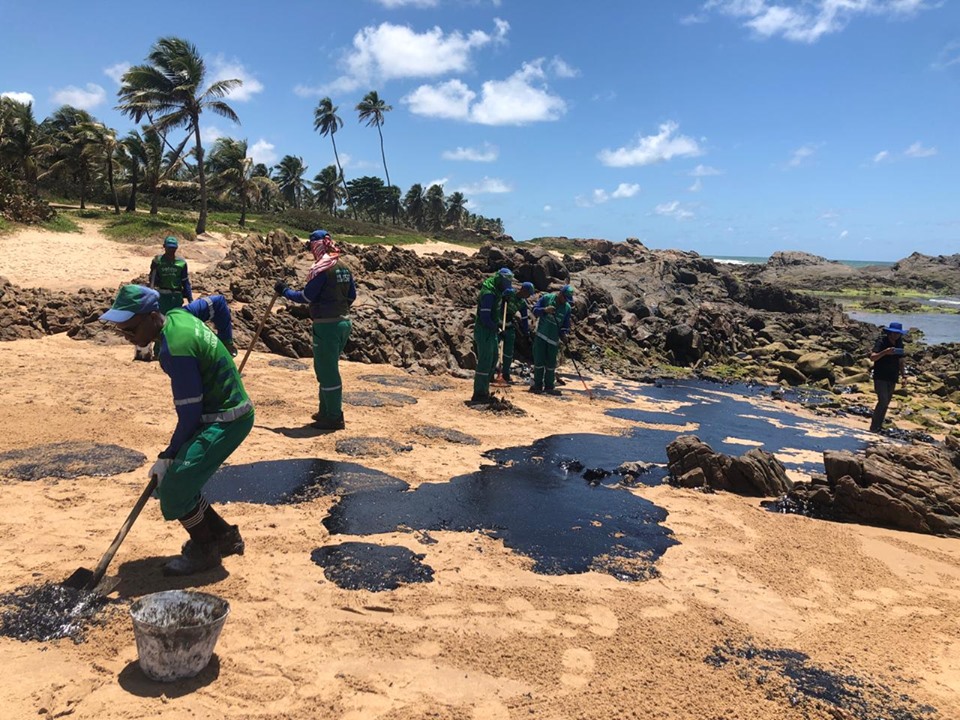 Agentes da Prefeitura de Salvador estão atuando para a retirada de novas manchas de óleo na Pedra do Sal, em Itapuã (Foto: Divulgação / Prefeitura de Salvador)