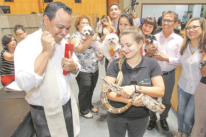 O padre Gudialace abençoou cobras e cachorros na sessão em homenagens às pessoas que protegem os animais (Foto: Leone Iglesias/at)