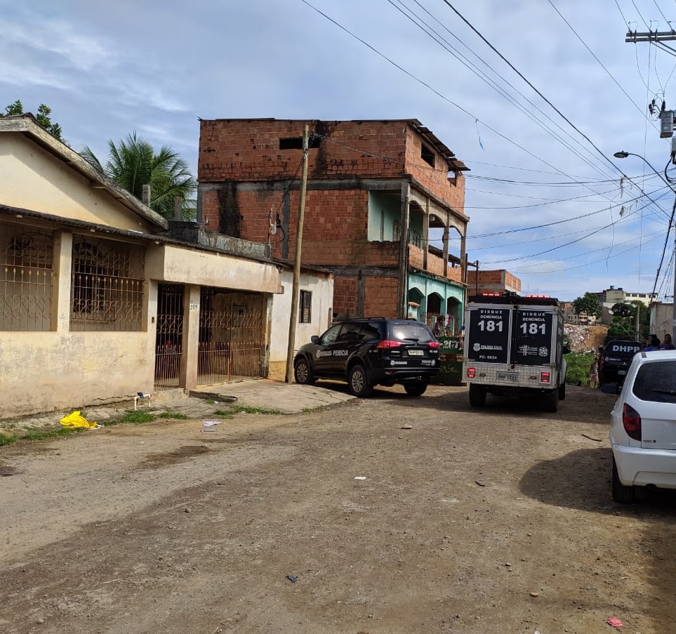 Os bandidos chegaram a confundir a residência do alvo (Foto: Júlia Afonso)