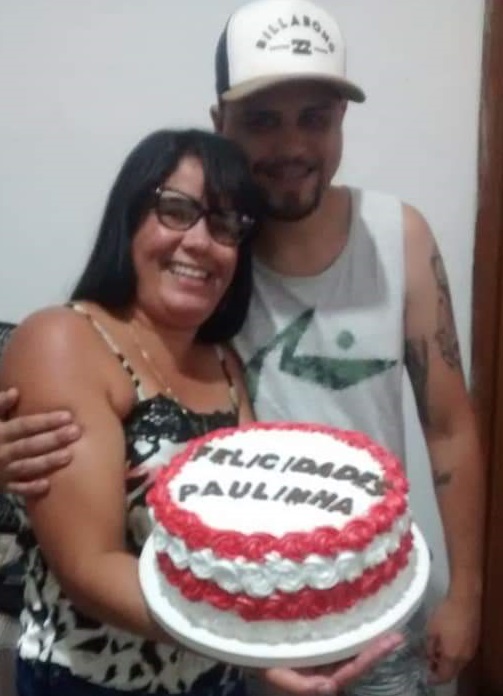 O jovem Yuri Assunpção comemorando o aniversário da mãe (Foto: Reprodução/Arquivo Pessoal)