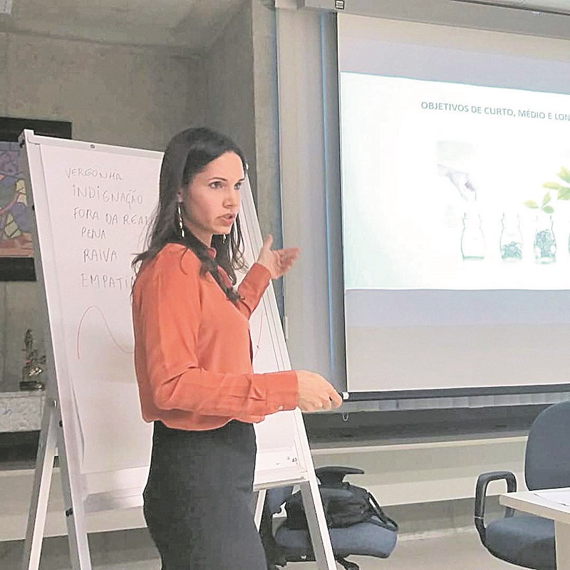 Carolina foi aprovada para o cargo que almejava na magistratura aos 23 anos de idade e destaca que é preciso ter foco e planejar os estudos para conquistar vaga no serviço público (Foto: Acervo pessoal)