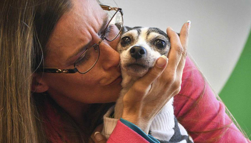 Katheryn Strang e sua cadela Dutchess (Foto: Reprodução / Facebook)