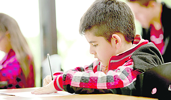 Aluno é estimulado a adquirir a capacidade de aprender por meio de instruções, regras, rotinas, exemplos e notas explicativas (Foto: Divulgação/ Kumon)