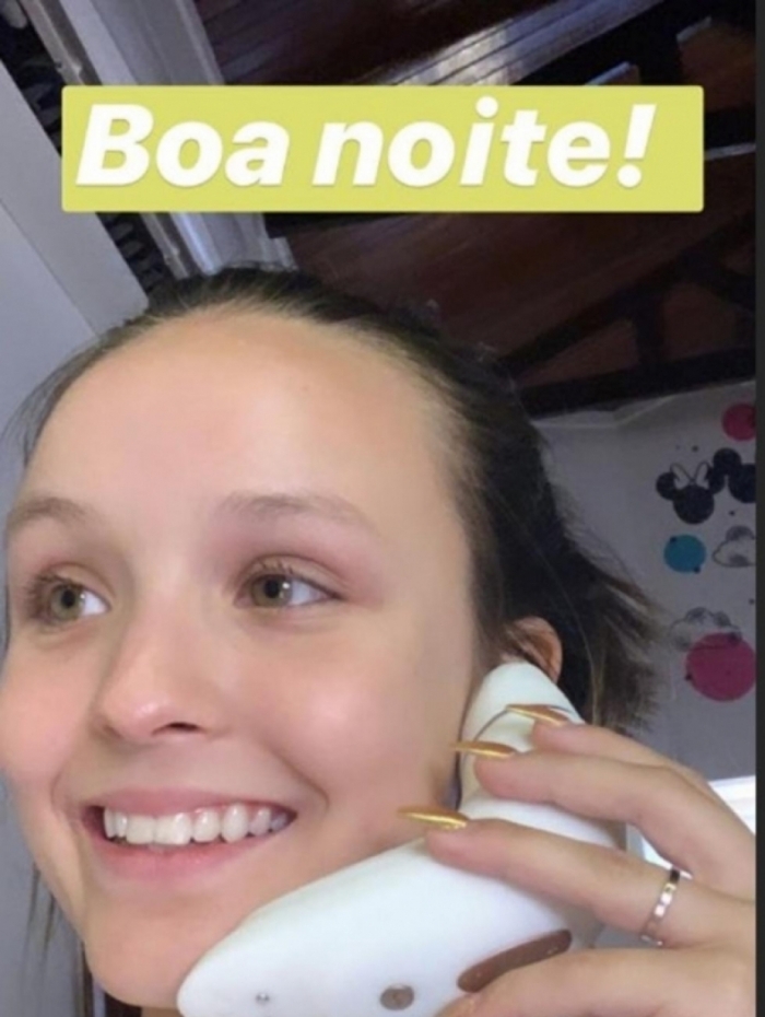 A cantora Larissa Manoela brinca com um vibrador como se fosse um telefone. (Foto: Reprodução/Instagram)