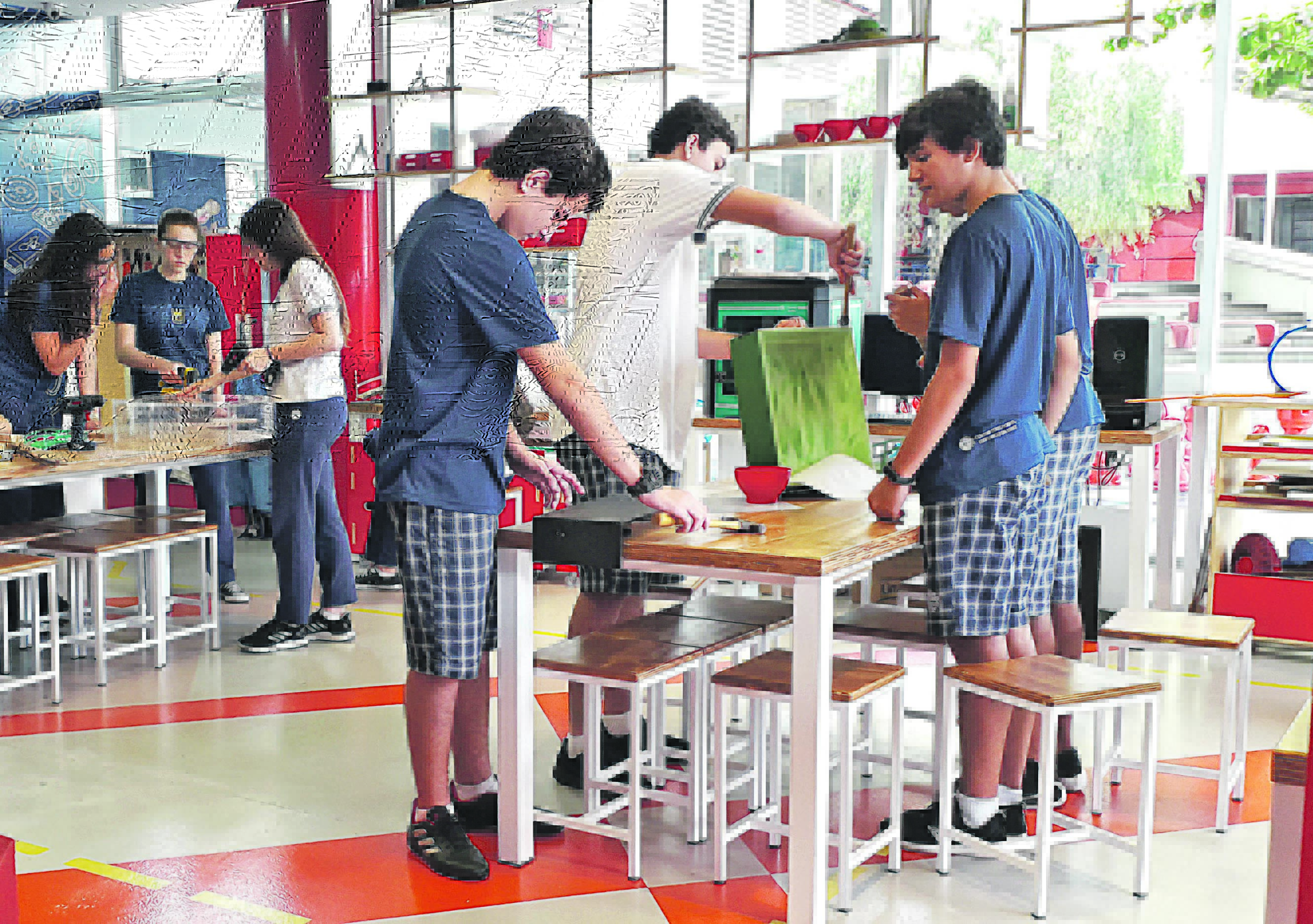 No espaço maker, denominado Bottega Leonardo, os alunos têm contato com várias ferramentas tecnológicas, como cortadoras a laser e impressoras 3D (Foto: Divulgação/ Leonardo da Vinci)