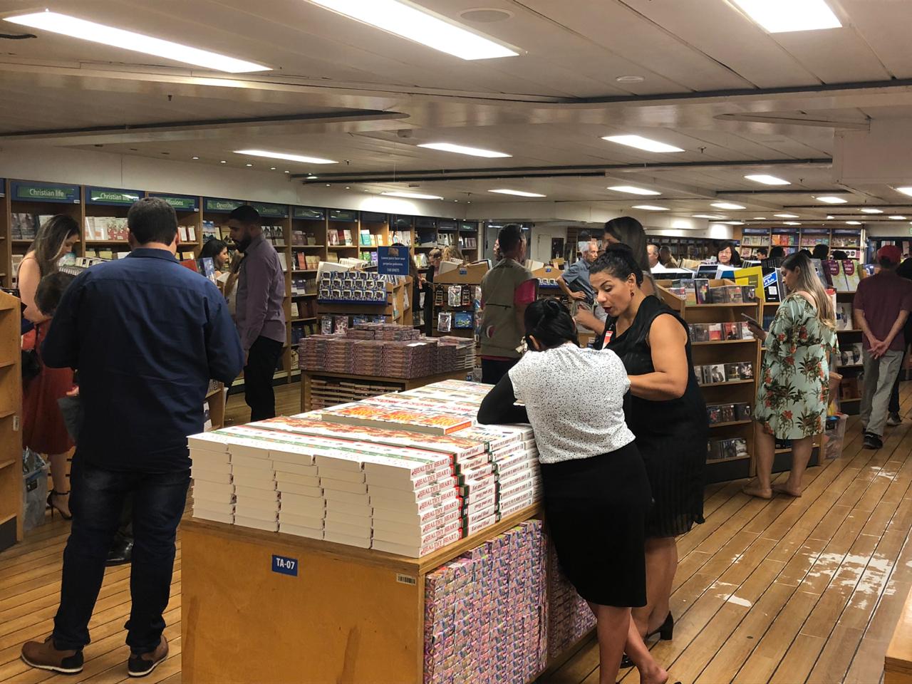 Maior livraria flutuante chegou em Vitória na quarta (Foto: Mayra Scarpi)