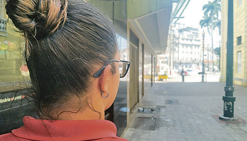 Na condição de não ser identificada, mãe de jovem contou que a filha já usou uma faca para tentar matá-la (Foto: Kananda Natielly / AT)