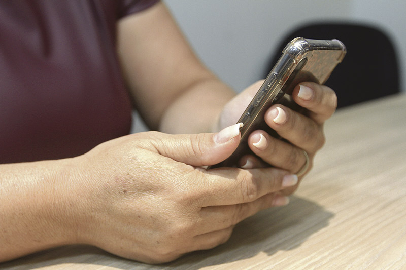 Mãe encontrou mensagens com conteúdo sexual no celular de adolescente (Foto: Dayana Souza/AT)