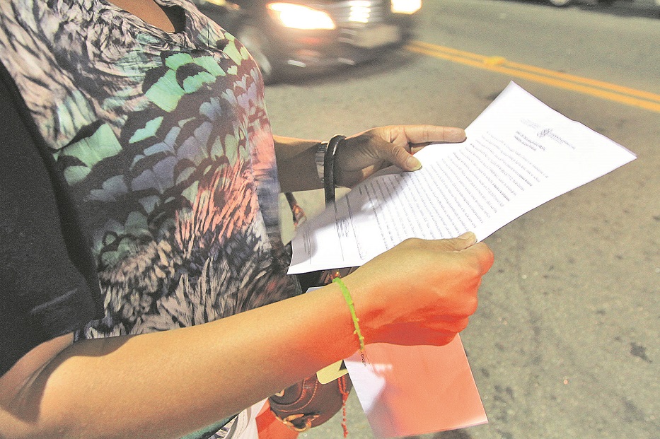 Auxiliar de serviços gerais fez denúncia após ficar sabendo do caso pela filha. (Foto: Dayana Souza/AT)