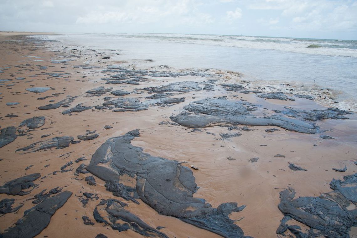 Praias estão tomadas por machas de óleo (Foto: Adema/Governo de Sergipe)