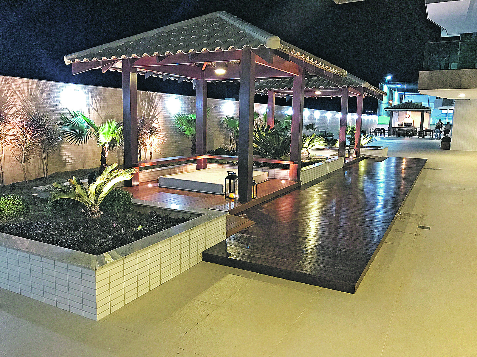 O Mar Dourado Residencial chama atenção pela área de lazer, com terraços descobertos, bangalô com jardim e deck (Foto: Divulgação/ Galwan)