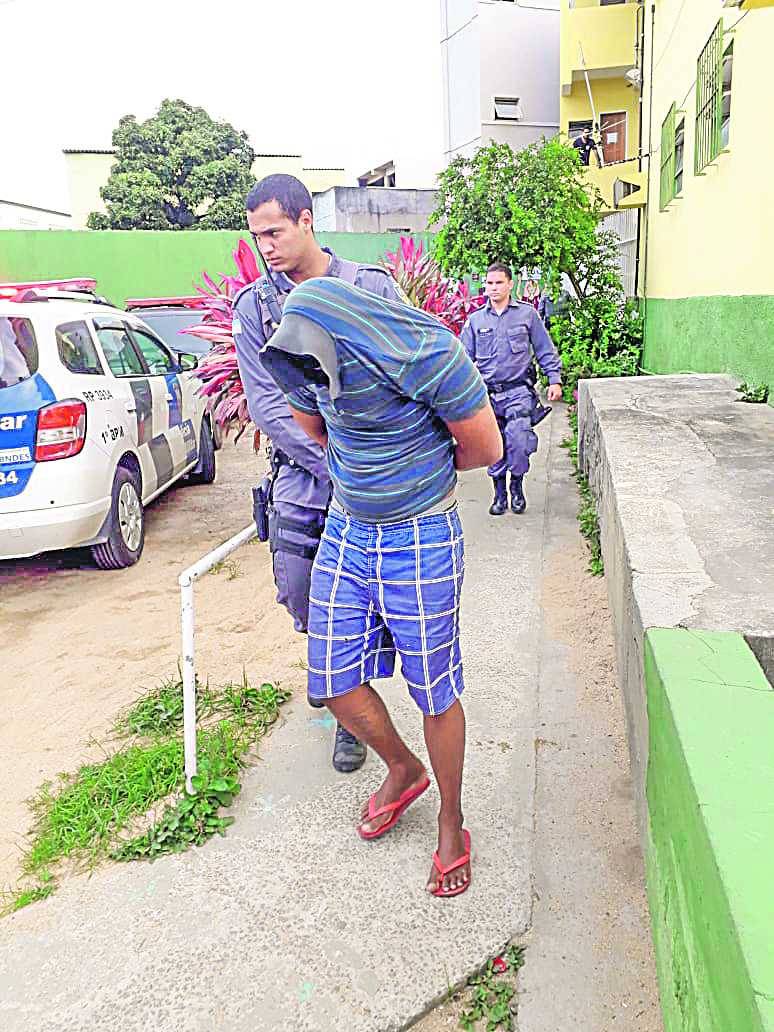 Suspeito escondeu o rosto com camisa ao ser preso por policiais militares. (Foto: Patrícia Maciel)