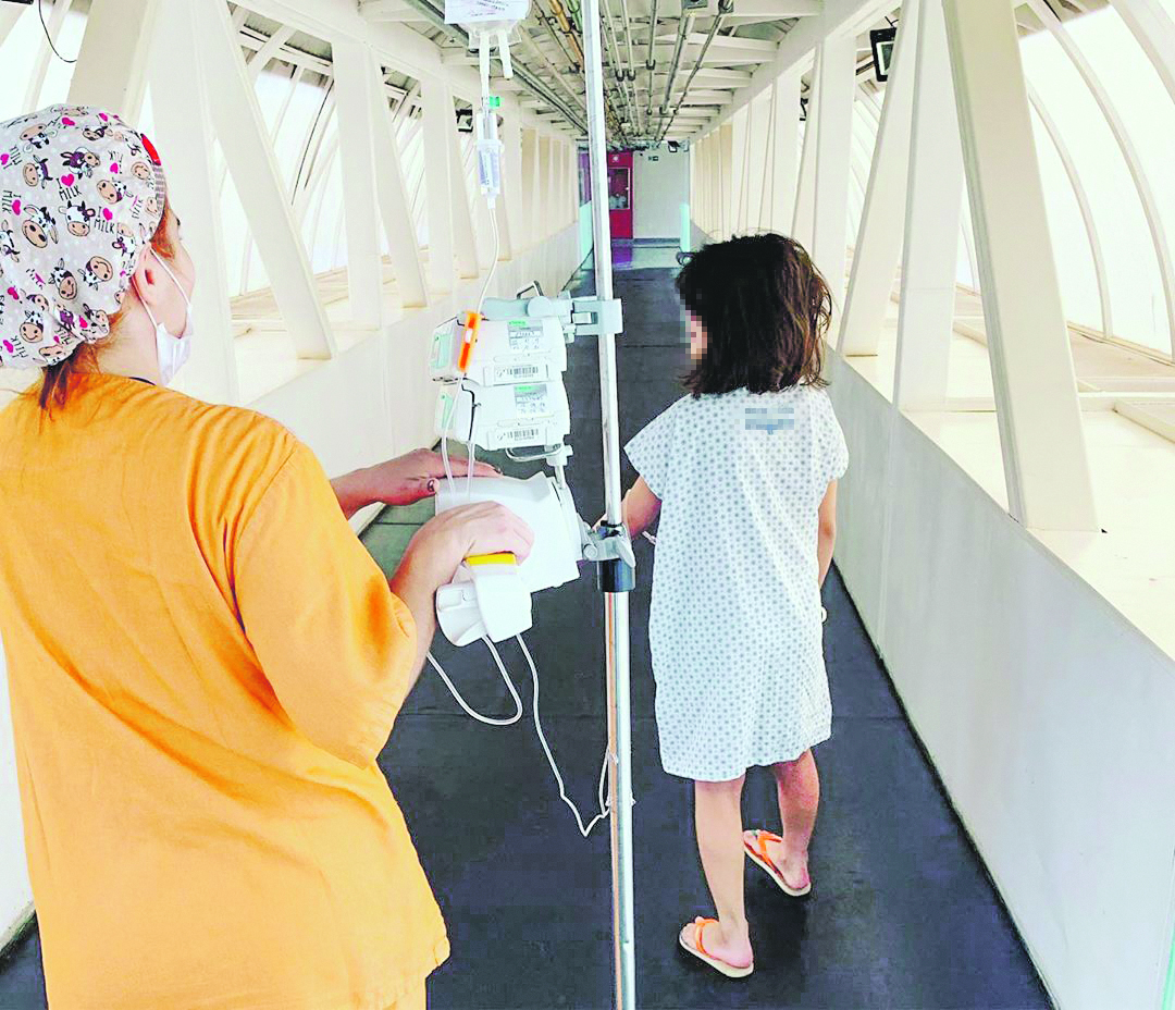 Menina que sofreu intoxicação por causa de substância que continha boro anda pelo hospital, após 7 dias na UTI. (Foto: Reprodução Instagram)
