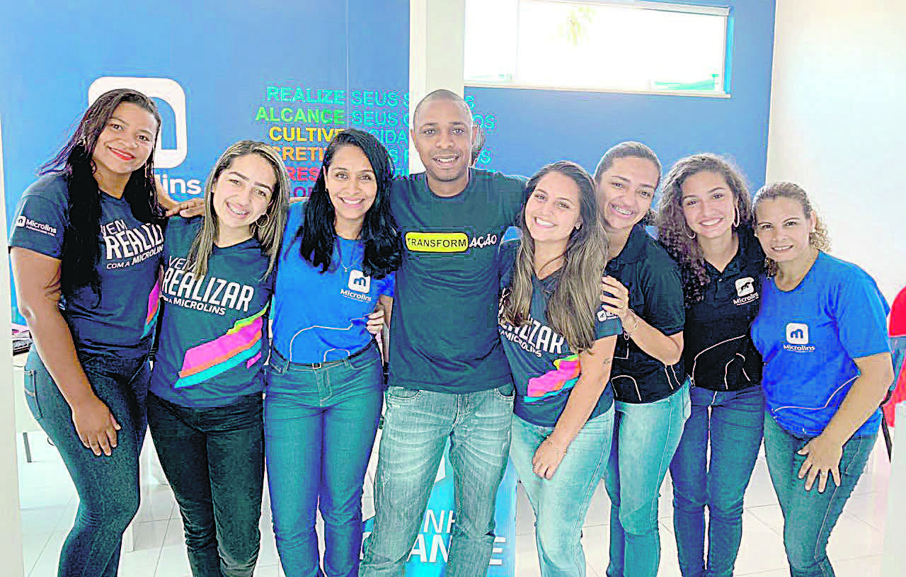 EQUIPE comemora sucesso da rede Microlins no Estado (Foto: DIVULGAÇÃO/MICROLINS)