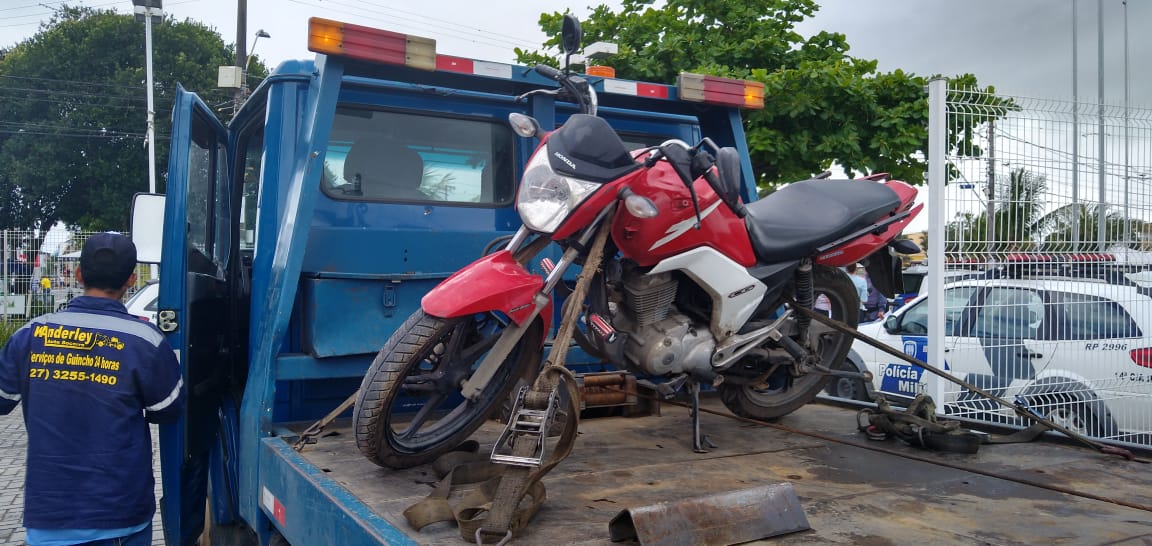 Moto utilizada por suspeitos foi abandonada após perseguição em Jacaraípe, na Serra (Foto: Antônio Moreira)
