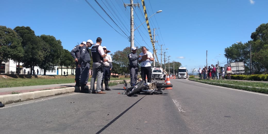Motociclista bate em poste na manhã desta quarta (2) e morre na Serra. (Foto: Fábio Nunes)