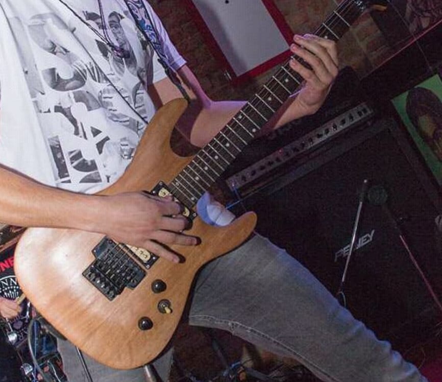Guitarra estava dentro do carro que foi levado (Foto: Acervo pessoal)