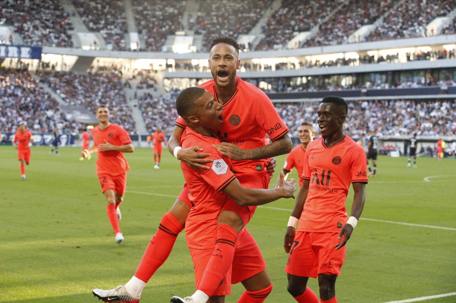 Neynar e Mbappé comemoram o gol do brasileiro (Foto: Reprodução / Twitter @psgbrasil)