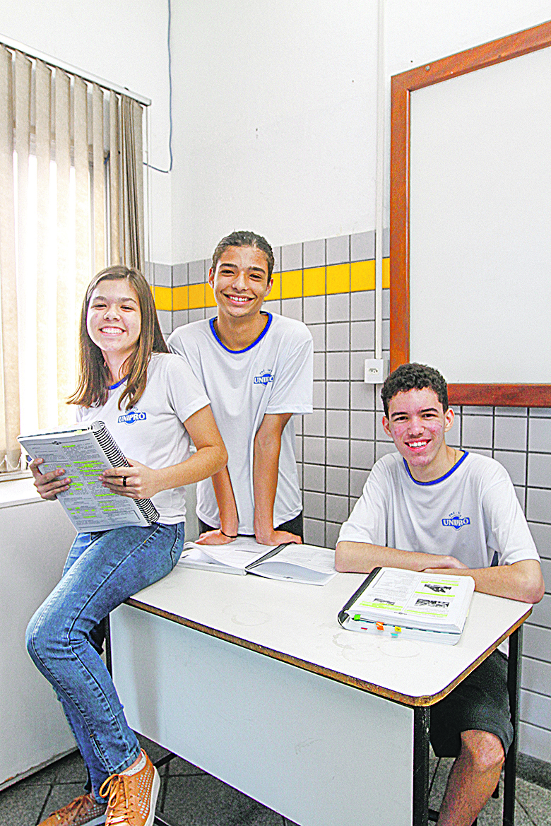 Os estudantes Nicole Veiga Frogel Vassimon, 14, Yago Viana de Lima, 14, e Gabriel Tetzner, 16, fazem o curso preparatório no Unipró e vão tentar entrar no Ifes pelo sistema de cotas. (Foto: Thiago Coutinho/AT)